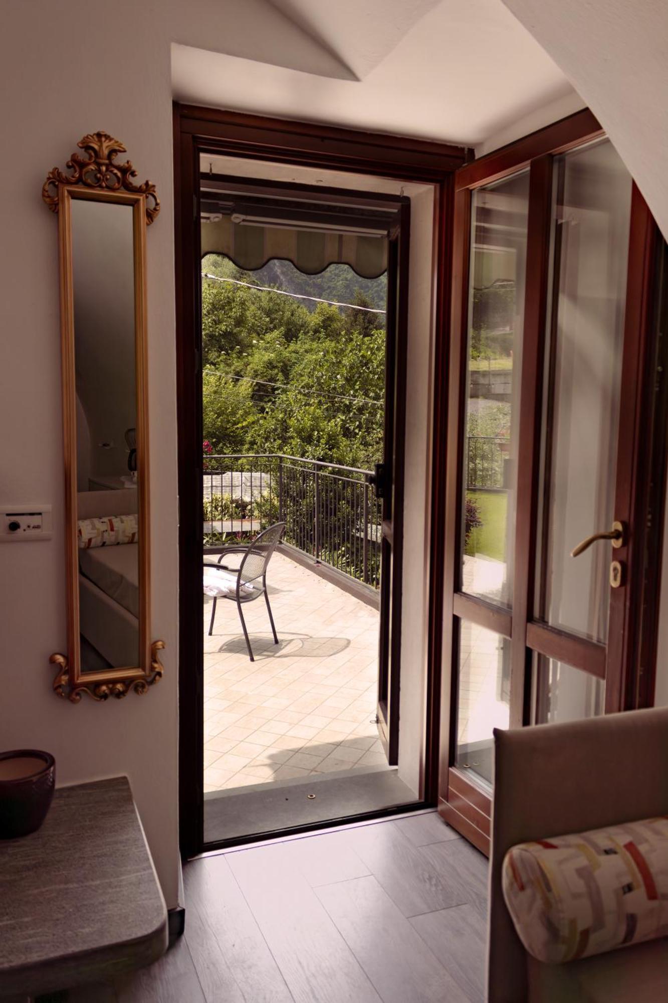 Hotel La Casa Sulla Roccia Pisogne Esterno foto