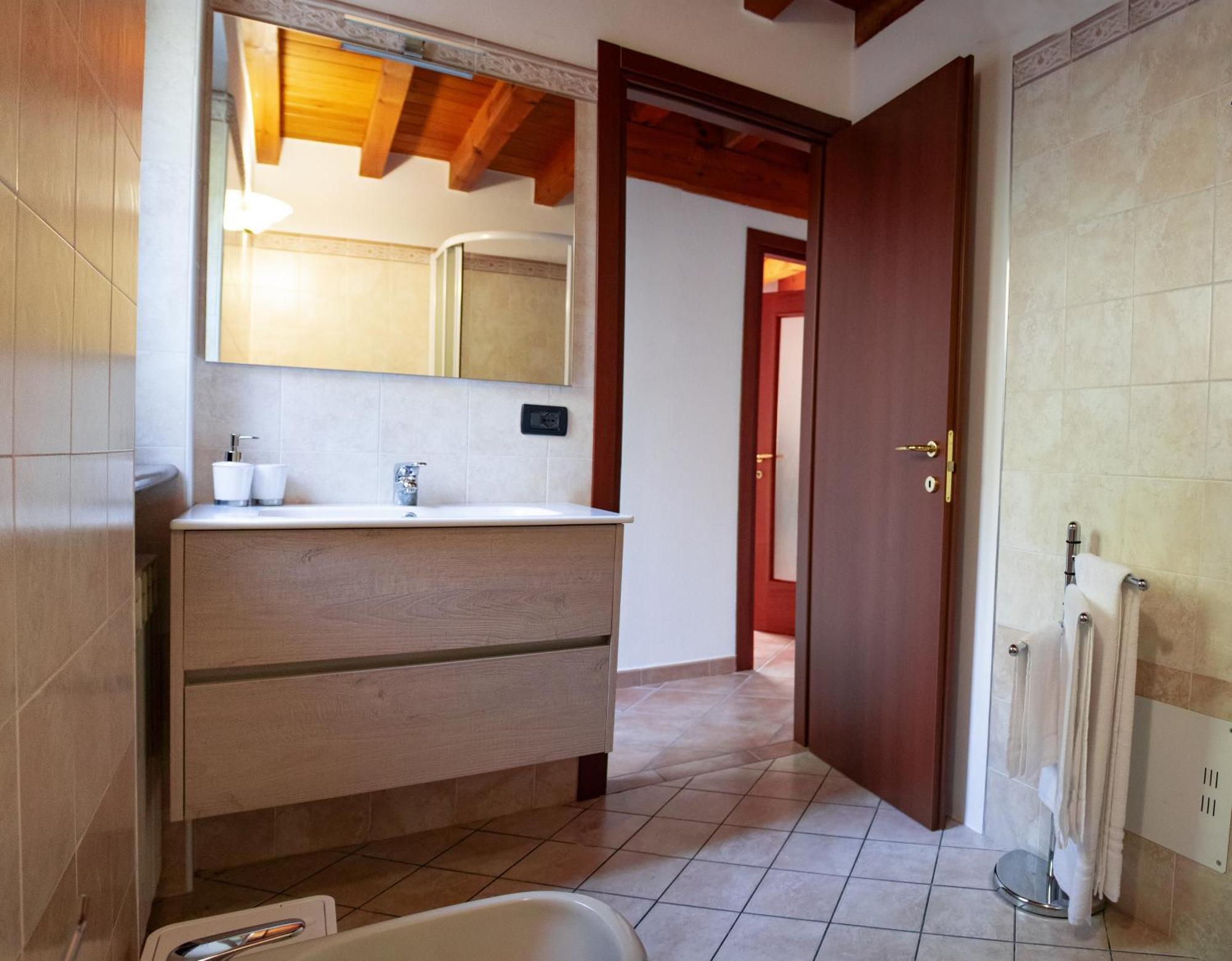 Hotel La Casa Sulla Roccia Pisogne Esterno foto